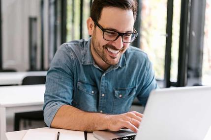 para-jovens-a-satisfacao-pessoal-com-o-proprio-desempenho-significa-ser-feliz-no-trabalho